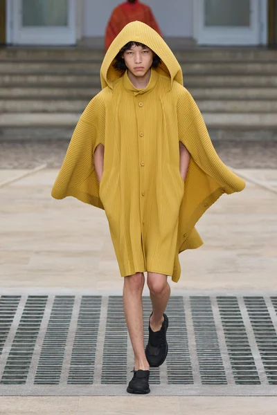 Look 4